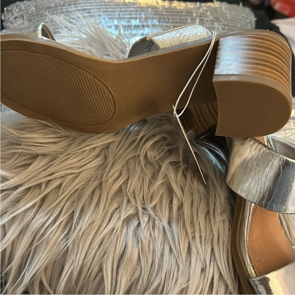 NWT Charming CHINESE LAUNDRY Modern Silver Metallic Sandals w double Straps SZ 7